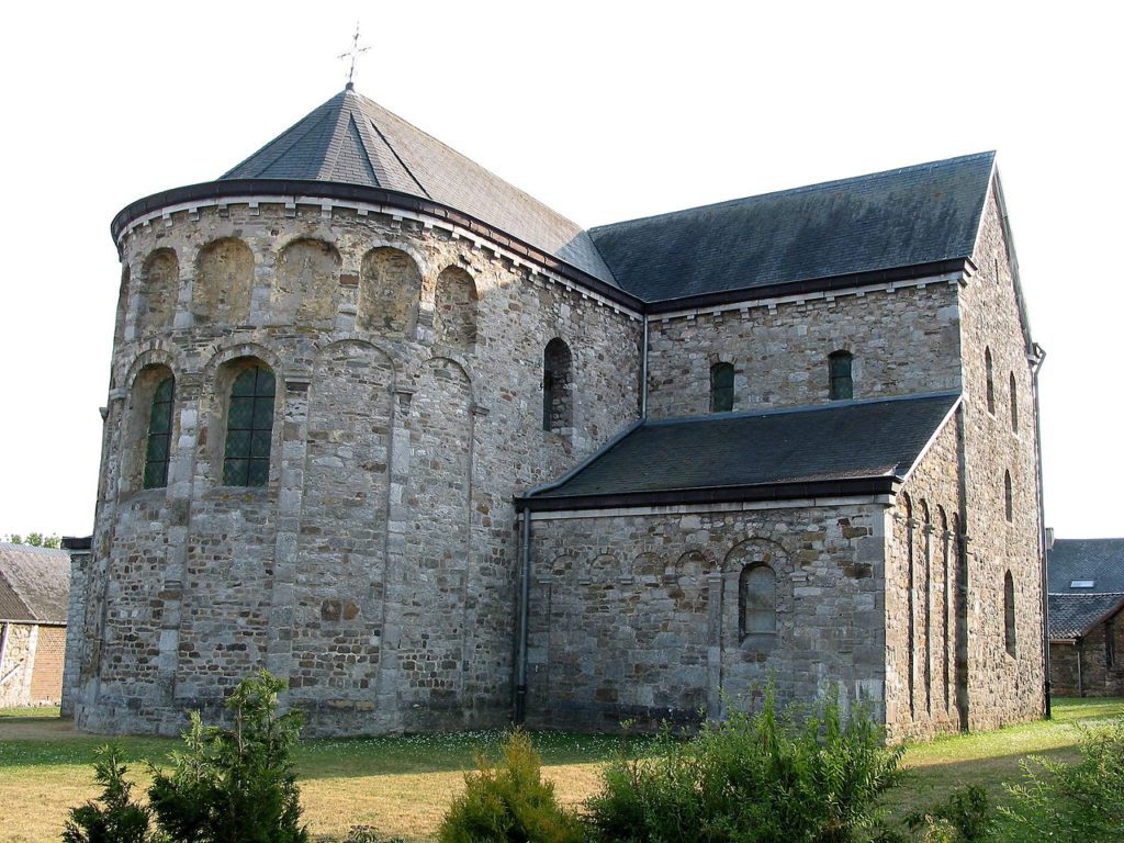 Igreja de São Pedro Xhignesse - Bélgica - Terminação Semi-circular típica do estilo