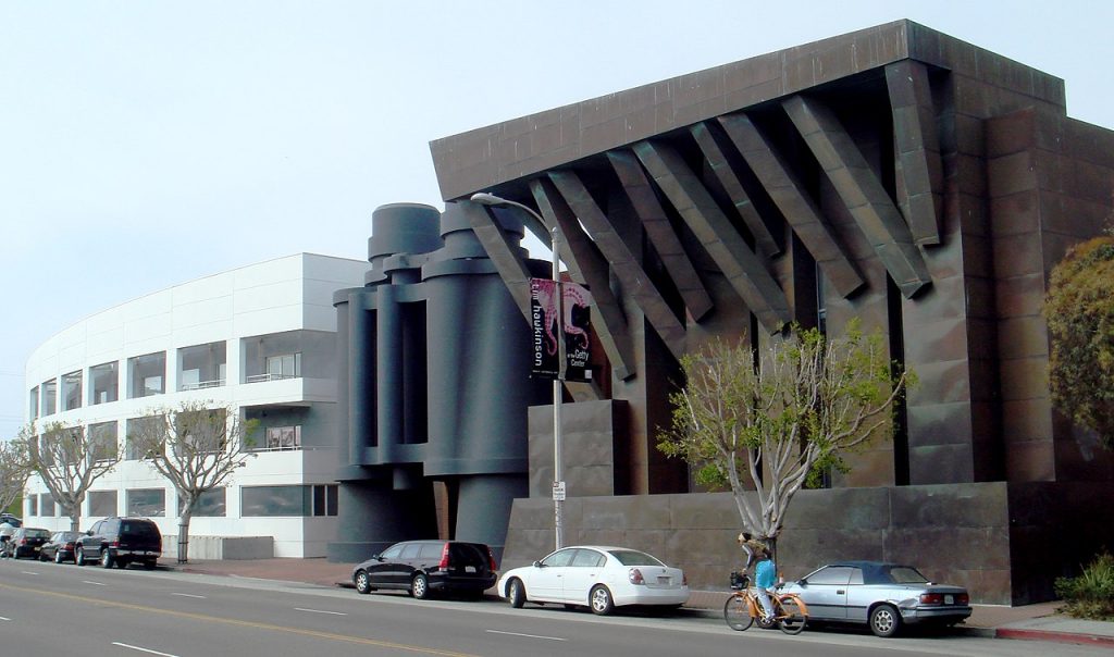 Humour. Binoculars Building in Venice neighbourhood of Los Angeles by Frank Gehry and sculptor Claes Oldenberg (1991-2001)