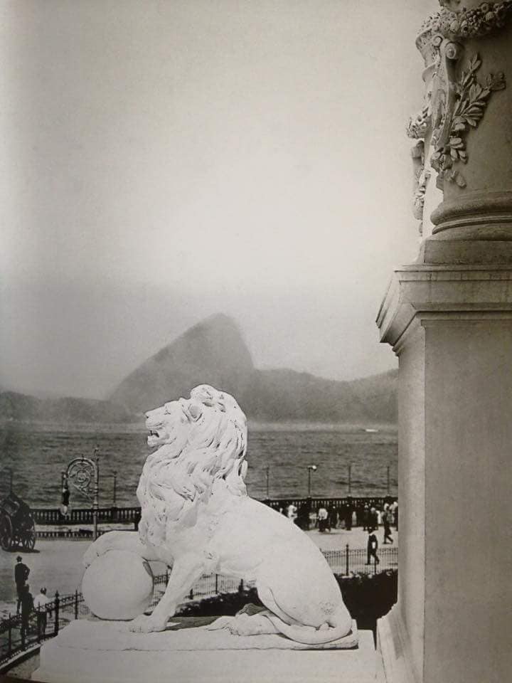 Um dos leões ainda no Palácio Monroe