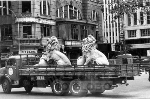 Durante a demolição do Monroe, aqui, dois dos quatro leões sendo removidos