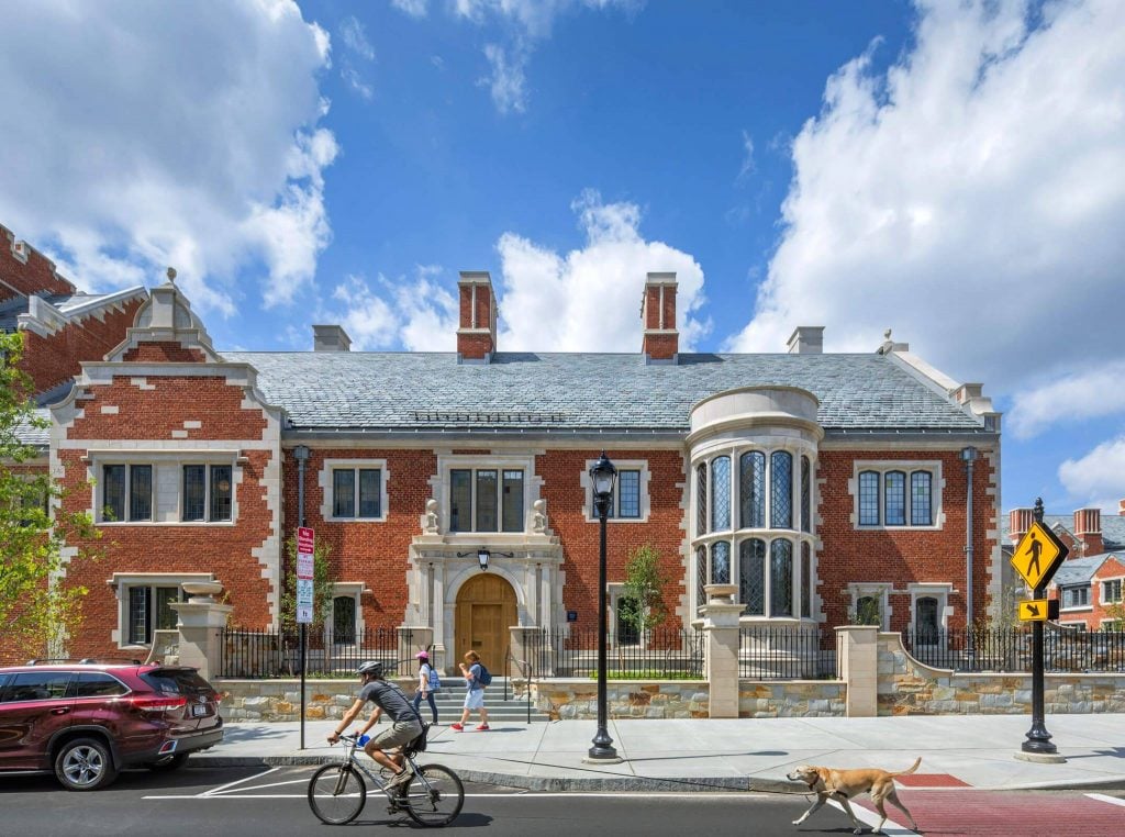 Em 2017, a Universidade de Yale completou dois novos dormitórios universitários em seu campus, o Dormitório Pauli Murray e o Dormitório Benjamim Franklin. Imagem: Robert A.M. Stern Architects LLP.
